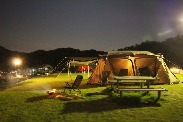 夜のコテージ